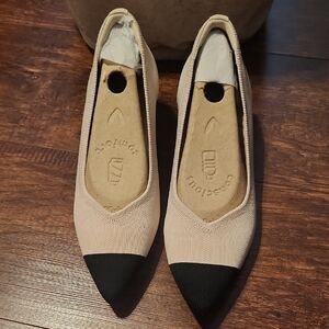 Vivaia Pointed Toe Kitten Heel